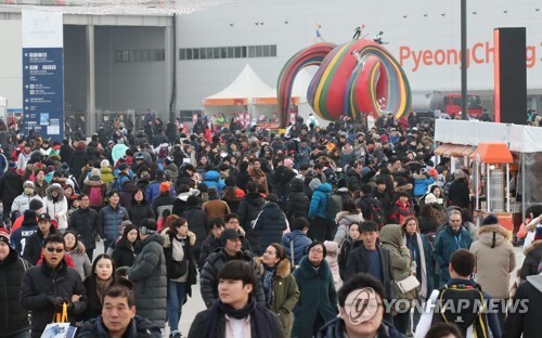 (평창=연합뉴스) 설 연휴 마지막 날인 18일 오후 강원 평창 올림픽플라자가 관람객들로 북적이고 있다.
