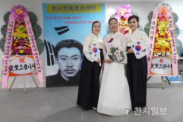 공연 후 포즈를취하고 있는 ㈔동래아리랑연구보존회 김희은 이사장(가운데) 과 공연 관계자들 (제공: ㈔동래아리랑연구보존회) ⓒ천지일보(뉴스천지) 2018.2.18