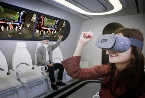 SK텔레콤이 VR 기기를 쓰고 나의 아바타로 가상공간에 들어가 다른 참여자들과 같은 동영상 콘텐츠를 보며 소통할 수 있는 ‘옥수수 소셜 VR(oksusuSocial VR)’을 공개한다고 19일 밝혔다. (제공: SK텔레콤)
