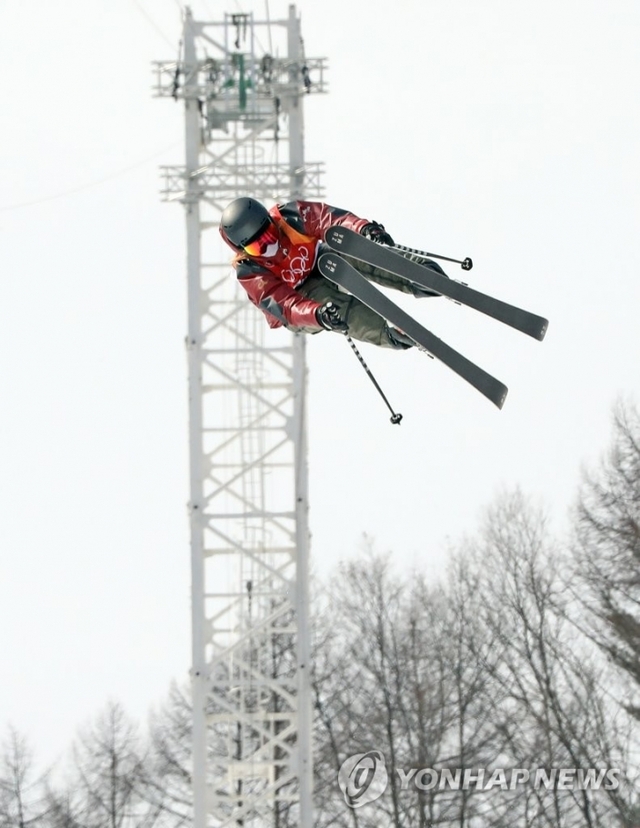 (평창=연합뉴스) 19일 강원 평창 휘닉스 스노 경기장에서 열린 2018 평창동계올림픽 여자 스키 하프파이프 예선에서 캐나다 캐시 샤페가 점프를 하고 있다.