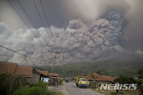 인도네시아 북수마트라 쿠타라키야트 마을 쪽에서 19일 시나붕 화산이 폭발하는 모습이 보이고 있다.에 있는 시나붕 화산이 19일 폭발하고 있다. 이날 폭발로 화산재가 약 5000m 상공까지 치솟았다. (출처: 뉴시스)
