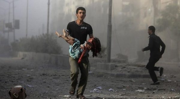 19일(현지시간) 영국에 본부를 둔 시리아 내전 인권 감시단체 ‘시리아인권관측소(SOHR)’는 수도 다마스쿠스 동쪽 구타 지역에 시리아군 공습으로 하루 사이 민간인 최소 77명이 숨졌다고 보고한 가운데 동구타 공습지역에 한 남자가 폭격을 당한 아이를 옮기고 있다. (출처: SOHR)
