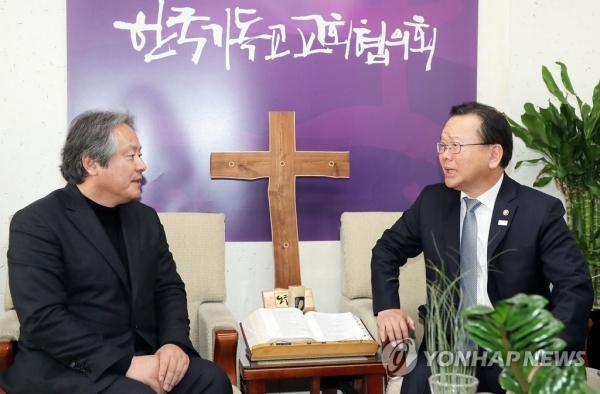 김부겸 행정안전부 장관이 13일 오후 제7회 전국동시지방선거 공명선거 협조를 위해 서울 종로구 한국기독교교회협의회 이홍정 총무를 예방하고 있다. (출처: 연합뉴스)