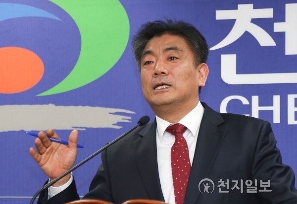 6.13전국지방선거 천안시장 출마를 선언한 전종한(더불어민주당) 천안시의회 의장이 20일 오전 충남 천안시청 브리핑실에서 ‘행정 분야’ 공약발표를 하고 있다. ⓒ천지일보(뉴스천지) 2018.2.20