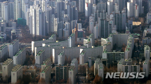 서울 롯데월드타워 전망대에서 바라본 대치동 은마아파트의 모습.  (출처: 뉴시스)