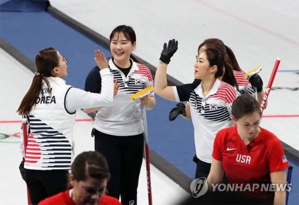 (강릉=연합뉴스) 20일 강릉컬링센터에서 열린 여자 컬링 예선 대한민국과 미국의 경기. 한국 선수들이 9대 6으로 승리한 뒤 기뻐하고 있다.