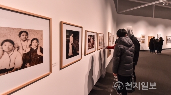 지난 19일 여수 엑스포아트갤러리에서 관람객들이 한국 근대사회의 모습이 담긴 흑백사진을 감상하고 있다. 여수 엑스포아트갤러리에서는 오는 4월 15일까지 한국 사진 1세대 작가의 작품이 전시되는 ‘현대 사진의 모태(母胎) 5인전’이 열린다. (제공: 여수시) ⓒ천지일보(뉴스천지) 2018.2.20