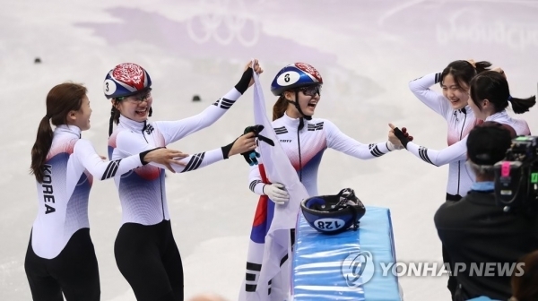 20일 강릉 아이스 아레나에서 열린 2018평창동계올림픽 여자 쇼트트랙 3000m 계주에서 금메달을 차지한 한국 선수들이 환호하고 있다. (출처: 연합뉴스)