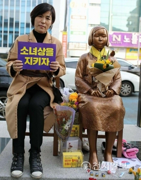 정명희 의원이 소녀상을 지키자는 피켓을 들고 기념촬영을 하고 있다. (출처: 페이스북 캡처) ⓒ천지일보(뉴스천지) 2018.2.21