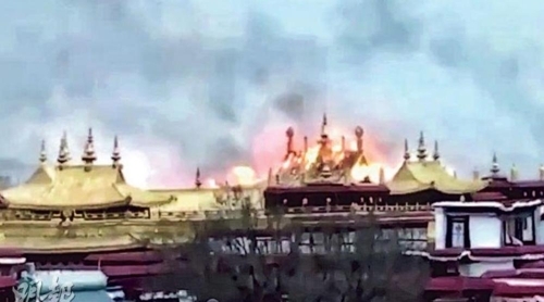유네스코 세계문화유산인 중국 티베트의 조캉사원에서 지난 17일 대형 화재가 발생한 가운데 당국이 언론 통제를 강화하고 있다.사진은 화재 당시 화염이 조캉사원 지붕위까지 솟구쳐 오르는 모습. (출처: 홍콩 명보 캡처)