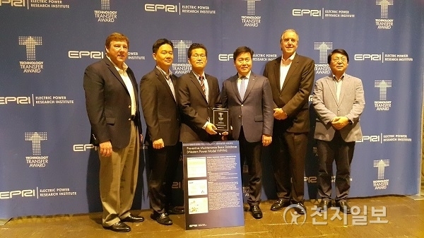 한국서부발전이 20일 미국 Louisiana주 New Orleans에서 EPRI(Electric Power Research Institute) Technology Transfer Award를 아시아 최초로 수상 기념촬영을 하고 있다. 왼쪽에서 4번째가 한국서부발전 엄경일 엔지니어링처장, 왼쪽 1번째가 EPRI CEO Mike Howard, 오른쪽 2번째가 EPRI Vice President Tom Alley (제공: 한국서부발전) ⓒ천지일보(뉴스천지) 2018.2.22