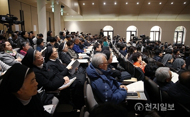 [천지일보=이지솔 기자] 한국천주교주교회의정의평화위원회와 한국천주교교회의민족화해위원회, 천주교제주교구 제주4.3 70주년특별위원회는 22일 오후 서울 명동주교좌성당 꼬스트홀에서 ‘제주 4.3의 역사적 진실과 한국 현대사에서의 의미’를 주제로 학술 심포지엄을 열었다. ⓒ천지일보(뉴스천지) 2018.2.22