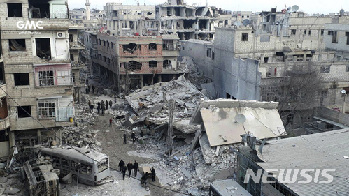(Ghouta Media Center via AP/뉴시스) 22일(현지시간) 시리아 정부군과 러시아 등의 공습으로 폐허가 된 동구타 지역의 모습. 사진은 시리아 반정부단체 구타미디어센터(HMC)가 제공했다. 