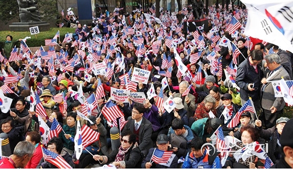 한국기독교총연합회(한기총, 대표회장 엄기호 목사)가 미국 트럼프 대통령의 방한일인 7일 오후 광화문 사거리에서 ‘회개와 구국기도회’를 열고 있다. 한기총은 “트럼프 대통령의 방한을 계기로 한미동맹이 공고히 되길 기도한다”고 밝혔다. ⓒ천지일보(뉴스천지)