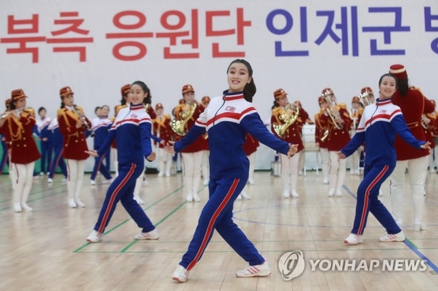 (인제=연합뉴스) 북한 응원단원들이 23일 강원도 인제군 인제다목적경기장에서 2018평창동계올림픽 성공기원 공연을 선보이고 있다. 