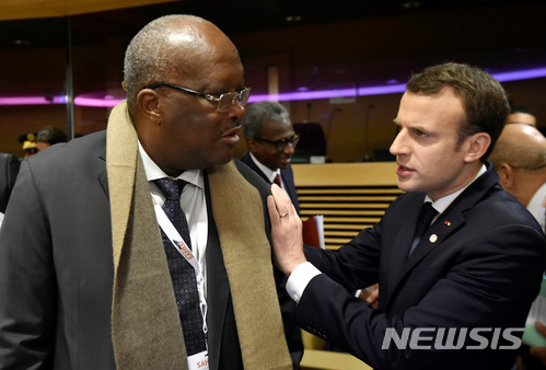 【브뤼셀=AP/뉴시스】23일 영국 탈퇴로 인한 예산상의 문제를 논의하기 위해 유럽연합 정상회의가 마련된 가운데 서아프리카 사헬 5개국 지도자들이 같이 초청돼 이곳에 대한 EU의 지원 의지를 표출했다. 프랑스의 에마뉘엘 마크롱 대통령이 부르키나파소의 로흐 카보레 대통령과 말하고 있다.