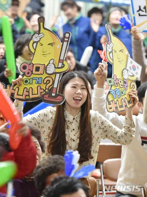 평창동계올림픽 여자 컬링대표팀이 준결승전에서 일본을 상대로 승리를 거둔 23일 오후 경북 의성군 의성여고 체육관에서 주민들이 승리의 기쁨을 함께 나누고 있다. (출처: 뉴시스) 2018.02.23