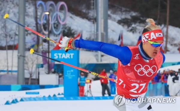 21일 오후 평창 알펜시아 크로스컨트리센터에서 열린 2018 평창동계올림픽 남자 팀 스프린트 프리 준결승전 1그룹 경기에서 한국의 김마그너스가 역주하고 있다. (출처: 연합뉴스)