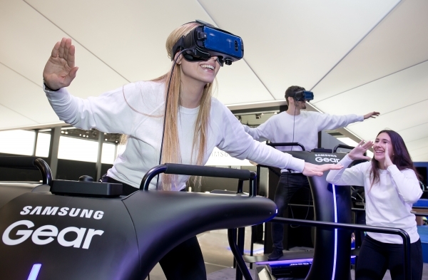 MWC 삼성전자 전시장에서 기어 VR을 체험하는 모습 (제공: 삼성전자)