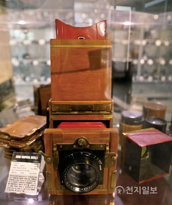 김종세 관장이 아끼는 1909년 영국에서 제작된 ‘소호 트로피칼 리플랙스’다. 고려청자급 카메라라는 평가를 받는다. ⓒ천지일보(뉴스천지) 2018.2.25