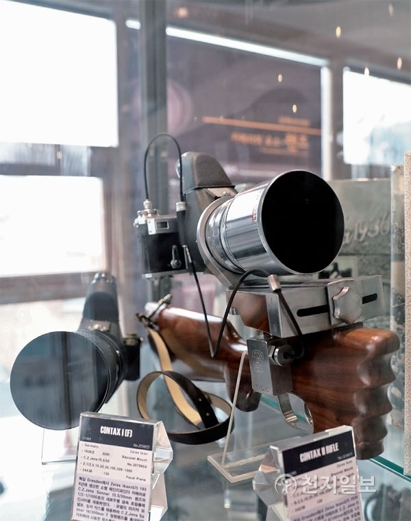 마치 총을 떠올리게 하는 모양의 ‘콘탁스 II 라이플’이다. 세계에 단 네 대만 생산된 이 카메라는 베를린 올림픽 촬영을 위해 히틀러 정부가 1936년 특별히 제작한 네 대 중 한 대다. 손기정 선수를 촬영했을지도 모를 카메라다. ⓒ천지일보(뉴스천지) 2018.2.25