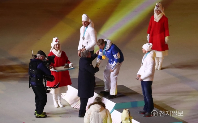 [천지일보 평창=박완희 기자] 25일 오후 강원도 평창 올림픽스타디움에서 2018 평창동계올림픽 폐회식이 열린 가운데 크로스컨트리 남자 단체 종목 50km 시상식을 진행하고 있다. 금메달은 핀란드의 니스카넨, 은메달은 러시아 출신 올림픽 선수 알렉산데르 볼슈노프, 동메달은 러시아 출신 올림픽 선수 안드레이 라트코프가 메달을 획득했다. ⓒ천지일보(뉴스천지) 2018.2.25