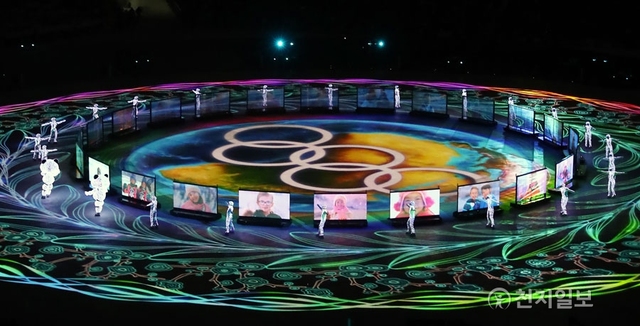 [천지일보 평창=박완희 기자] 25일 오후 강원도 평창 올림픽스타디움에서 2018 평창동계올림픽 폐회식이 열리는 가운데 차기 대회 2022 베이징동계올림픽을 위해 중국 공연단이 퍼포먼스를 펼치고 있다. ⓒ천지일보(뉴스천지) 2018.2.25