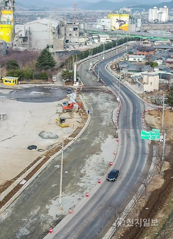 장성군 장성읍 영천로 고려시멘트 앞 도로를 확장하는 공사가 한창 진행되고 있다. (제공: 장성군) ⓒ천지일보(뉴스천지) 2018.2.25
