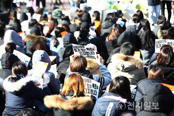 [천지일보=김지헌 기자] 문화예술계 미투 운동을 지지하는 일반관객들의 위드유(with you) 집회가 25일 오후 서울 대학로 마로니에 공원에 열린 가운데 참여자들이 피켓을 들고 있다.ⓒ천지일보(뉴스천지) 2018.2.25