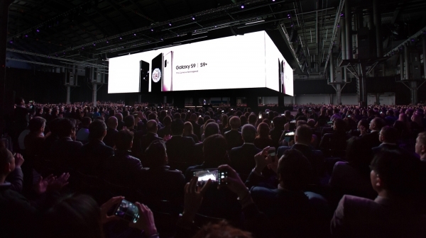 삼성전자가 25일(현지시간) 스페인 바르셀로나에서 삼성 갤럭시 언팩 2018을 개최하고 전략 스마트폰 갤럭시 S9, 갤럭시 S9+를 공개하고 있다. (제공: 삼성전자)