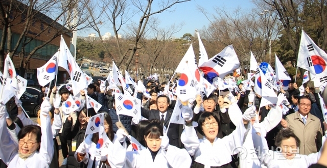 [천지일보=박정렬 기자] 26일 오전 서울 용산구 효창공원 정문 앞에서 ‘기미년 삼월일일 정오’ 행사가 열린 가운데 성장현 용산구청장, 오진영 서울지방보훈청장을 비롯한 참석자들이 만세운동을 재현하고 있다. ⓒ천지일보(뉴스천지) 2018.2.26