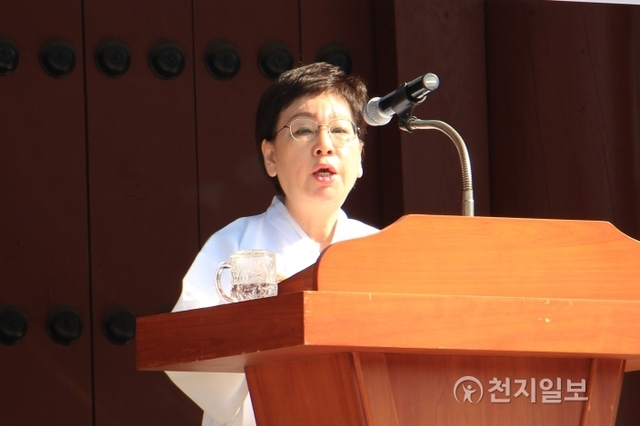 [천지일보=박정렬 기자] 26일 오전 26일 서울 용산구 효창공원 정문 앞에서 ‘기미년 삼월일일 정오’ 행사가 열리는 가운데 박미화 평화대사 용산구협회장이 기미독립선언서를 낭독하고 있다. ⓒ천지일보(뉴스천지) 2018.2.26