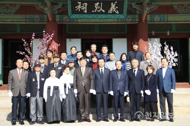 [천지일보=박정렬 기자] 26일 오전 성장현 용산구청장, 오진영 서울지방보훈청장, 박길준 용산구의회 의장과 지역 내 9개 보훈단체장들이 효창공원 7위 애국선열 영정을 모신 의열사를 참배한 후 기념촬영을 하고 있다. ⓒ천지일보(뉴스천지) 2018.2.26