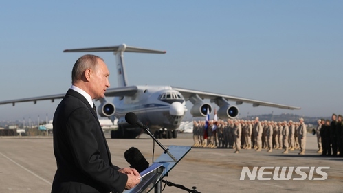 블라디미르 푸틴 러시아 대통령이 지난해 12월 11일(현지시간) 시리아 라타키아주의 흐메이밈 공군기지를 방문해 연설하고 있다. (출처: 뉴시스)