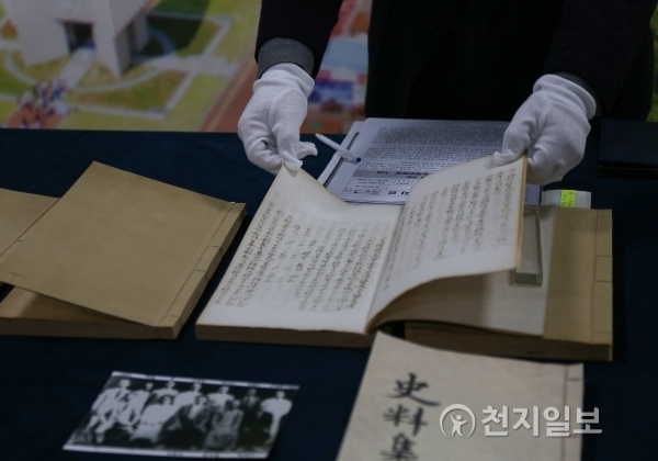 충남 천안시 목천읍 독립기념관(관장 이준식)에 소장된 독립운동 관련 자료 2건이 항일독립문화 등록문화재로 지정됐다. 독립기념관 연구소 김도형 수석연구위원이 27일 오전 언론에 항일독립문화 등록문화재로 지정된 ‘장효근 일기’ ‘한일 관계 사료집’에 대해 설명하고 있다. ⓒ천지일보(뉴스천지) 2018.2.27