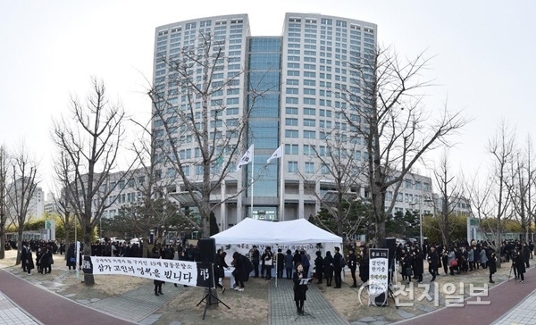 강제개종으로 희생된 고(故)구지인(27)씨의 사망 50일째를 맞아 27일 대전시청 앞에서 추모의 발길이 이어지고 있다. (제공: IWPG 대전·충청지부) ⓒ천지일보(뉴스천지) 2018.2.27