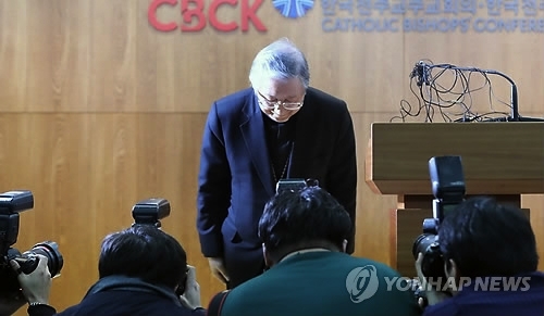 28일 오후 서울 광진구 중곡동 한국천주교중앙협의회에서 천주교주교회의 의장 김희중 대주교가 ‘한국 천주교 사제의 성폭력 사건에 대해 사죄하며’란 제목의 담화문을 발표한 뒤 허리숙여 사과하고 있다. (출처: 연합뉴스) 2018.2.28