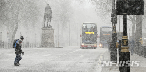 【런던=AP/뉴시스】영국 런던에 27일(현지시간) 많은 눈이 내리고 있다. 이날 폭설로 항공기 운항과 기차 운행 등이 대거 중단되고 수백개 학교가 휴교했다. 2018.2.28
