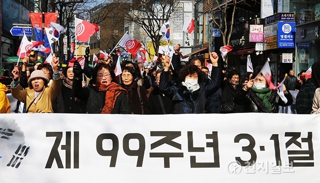 3.1독립만세운동을 주도적으로 이끈 천도교가 1일 서울 종로구 중앙대교당에서 제99주년 3.1절 기념식을 진행했다. 천도교인들이 기념식을 마치고 중앙대교당을 시작으로 인사동과 탑골공원 내 손병희 선생 동상 앞까지 3.1만세운동 재현 거리행진을 펼치고 있다. ⓒ천지일보(뉴스천지) 2018.3.1