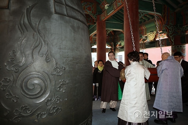 [천지일보=남승우 기자] 박원순 서울시장이 1일 서울 종로구 보신각에서 열린 제 99주년 3·1절 기념 타종 행사에 참석해 종을 치고 있다. ⓒ천지일보(뉴스천지) 2018.3.1