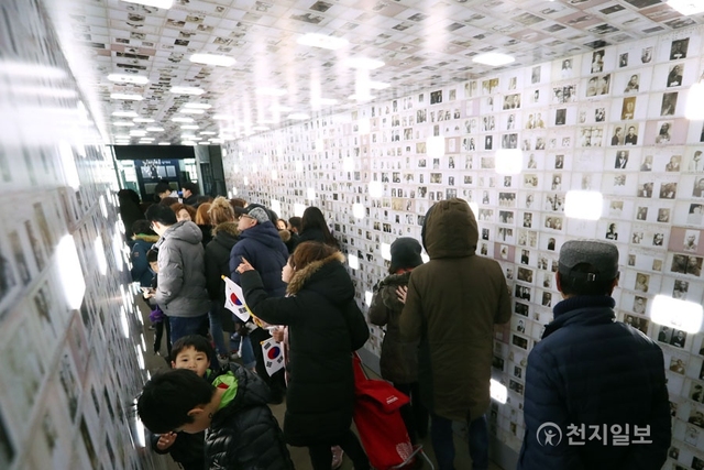 [천지일보=박완희 기자] 제99주년 3.1절인 1일 서울 서대문구 서대문형무소역사관 옥사 주변에서 시민들이 독립운동가들의 모습이 걸린 사진을 구경하고 있다. 3.1절은 한민족이 일본의 식민통치에 항거하고, 독립선언서를 발표해 한국의 독립 의사를 세계에 알린 날을 기념하는 국경일이다. ⓒ천지일보(뉴스천지) 2018.3.1