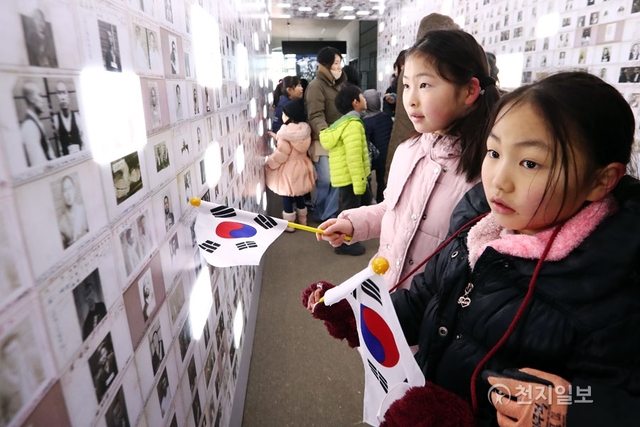 [천지일보=박완희 기자] 제99주년 3.1절인 1일 서울 서대문구 서대문형무소역사관 옥사 주변에서 어린이들이 독립운동가들의 모습이 걸린 사진을 구경하고 있다. 3.1절은 한민족이 일본의 식민통치에 항거하고, 독립선언서를 발표해 한국의 독립 의사를 세계에 알린 날을 기념하는 국경일이다. ⓒ천지일보(뉴스천지) 2018.3.1