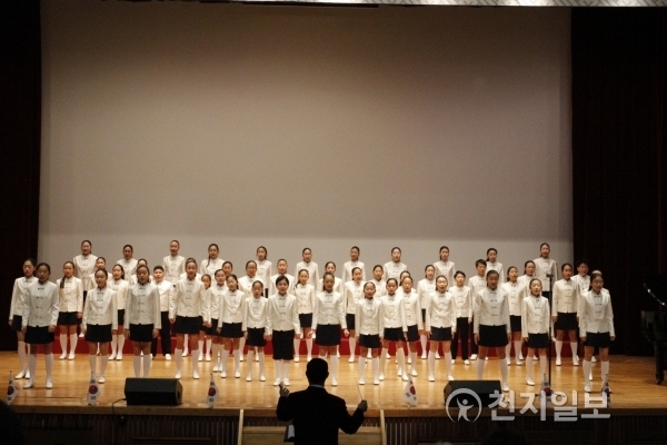 1일 안양시청 강당에서 열린 ‘제99주년 3.1절 기념식’에서 시립소년소녀합창단의 ‘One Dream One Korea, 독도는 우리 땅’ 합창공연이 진행되고 있다.  ⓒ천지일보(뉴스천지) 2018.3.1
