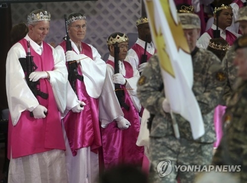 자동소총 들고 결혼예배하는 미국 교회. (출처: 연합뉴스)