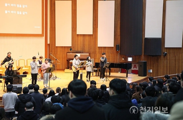 [천지일보=이지솔 기자] ‘총신대학교 제50대 HIS 총학생회’가 1일 오후 서울 총신대 제1종합관 대강당에서 ‘회복’을 주제로 전국신학교연합예배를 열고 있다. ⓒ천지일보(뉴스천지) 2018.3.1