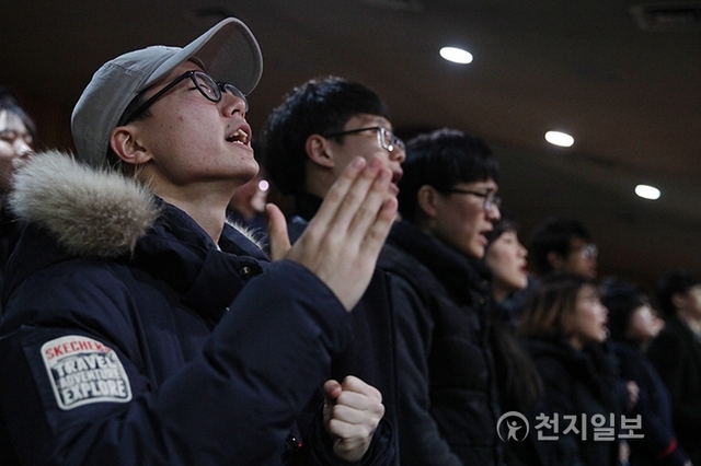 [천지일보=이지솔 기자] ‘총신대학교 제50대 HIS 총학생회’가 1일 오후 서울 총신대 제1종합관 대강당에서 ‘회복’을 주제로 전국신학교연합예배를 열고 있는 가운데 한 학생이 총신대 개혁을 위해 기도하고 있다. ⓒ천지일보(뉴스천지) 2018.3.1