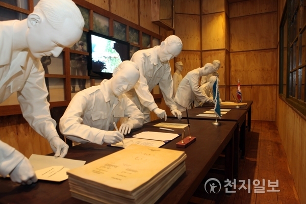 전시장 안의 정전협정 재현 모습 (제공:DMZ박물관)ⓒ천지일보(뉴스천지) 2018.3.2
