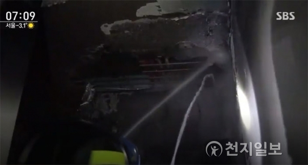 25일 저녁 7시 50분 여의도순복음교회에서 화재가 발생해 교인 450여명이 대피하는 소동이 있었다. 화재가 진압되고 있다. (출처: SBS 뉴스 화면 캡처) ⓒ천지일보(뉴스천지) 2018.2.26