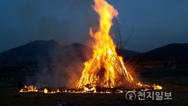 외암민속마을 달집태우기 장면. (제공: 아산시) ⓒ천지일보(뉴스천지) 2018.3.2