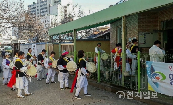 천안 두둥실 전통타악연구소 풍물단이 정월대보름을 맞아 지난 2일 다가동 행정복지센터 앞에서 풍물놀이 공연을 펼치고 있다. (제공: 천안시) ⓒ천지일보(뉴스천지) 2018.3.3